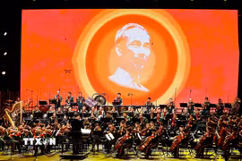 Chương I - Ánh dương soi đường, mở đầu bằng bản Overture – Ca ngợi Tổ quốc, không gian âm nhạc tràn ngập niềm tự hào và lòng tri ân đối với Đảng quang vinh, Bác Hồ vĩ đại. (Ảnh: Doãn Tấn/TTXVN)