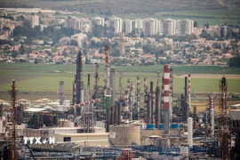 Một cơ sở khai thác dầu mỏ ở thành phố Haifa, Israel. (Ảnh: AFP/TTXVN)