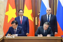 Thủ tướng Phạm Minh Chính và Thủ tướng Liên bang Nga Mikhail Mishustin chứng kiến Lễ ký kết Hiệp định về hợp tác xây dựng Nhà máy điện hạt nhân trên lãnh thổ Việt Nam. (Ảnh: Dương Giang/TTXVN)