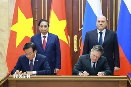Thủ tướng Phạm Minh Chính và Thủ tướng Liên bang Nga Mikhail Mishustin chứng kiến Lễ ký kết Hiệp định về hợp tác xây dựng Nhà máy điện hạt nhân trên lãnh thổ Việt Nam. (Ảnh: Dương Giang/TTXVN)