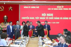 Lễ ký biên bản bàn giao danh sách tổ chức đảng, đảng viên giữa Đảng ủy Chính phủ và Đảng ủy các cơ quan Đảng Trung ương. (Ảnh: Phương Hoa/TTXVN)