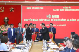 Lễ ký biên bản bàn giao danh sách tổ chức đảng, đảng viên giữa Đảng ủy Chính phủ và Đảng ủy các cơ quan Đảng Trung ương. (Ảnh: Phương Hoa/TTXVN)