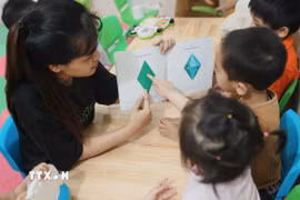 Phát hiện, hỗ trợ, can thiệp sớm giúp các trẻ giảm nhẹ tự kỷ, sớm hòa nhập. (Ảnh: Hoàng Hiếu/TTXVN)