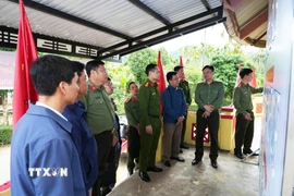 Thiếu tướng Nguyễn Thanh Tuấn (thứ 2 từ phải qua trái), Giám đốc Công an thành phố Huế kiểm tra công tác bảo đảm an ninh trật tự tại khu vực bỏ phiếu thuộc xã Nam Đông. (Ảnh: TTXVN phát)