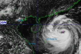 Vị trí tâm bão số 11 lúc 12h ngày 4/10: Khoảng 18,3 độ Vĩ Bắc; 115,5 độ Kinh Đông, cách đặc khu Hoàng Sa khoảng 370km về phía Đông Đông Bắc. (Ảnh: Trung tâm khí tượng thủy văn Quốc gia)