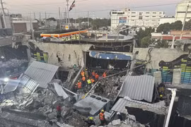 Hiện trường vụ sập mái hộp đêm khiến nhiều người thương vong tại Santo Domingo. (Ảnh: Anadolu)
