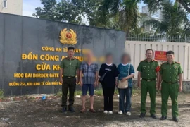 Công an phường Định Công phối hợp Đồn Công an khu kinh tế cửa khẩu Mộc Bài, tỉnh Tây Ninh tiến hành rà soát, phát hiện chị H đang ở một nhà nghỉ trên địa bàn xã Bến Cầu, tỉnh Tây Ninh. (Nguồn: Báo Công an Nhân dân)