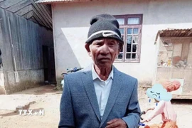 Cụ ông R Ông Ha Hoanh đã được tìm thấy sau 6 ngày lạc trong rừng sâu. (Ảnh: TTXVN phát)