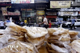 Bánh mỳ được bày bán tại cửa hàng ở Damascus, Syria. (Ảnh: AFP/TTXVN)