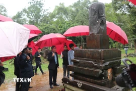 Các chuyên gia Việt Nam và Ấn Độ khảo sát tượng Mukhalinga ở nhóm E, quần thể Di sản Văn hóa Mỹ Sơn. (Ảnh: Đoàn Hữu Trung/ TTXVN)