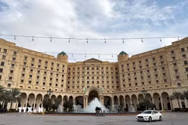 Khách sạn Ritz-Carlton ở Riyadh, Saudi Arabia, nơi diễn ra cuộc đàm phán giữa phái đoàn Mỹ và Ukraine, ngày 23/3/2025. (Ảnh: THX/TTXVN)
