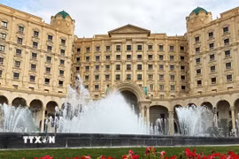 Khách sạn Ritz-Carlton ở Riyadh, Saudi Arabia, nơi diễn ra cuộc đàm phán giữa phái đoàn Mỹ và Ukraine, ngày 23/3/2025. (Ảnh: THX/TTXVN)