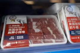 Thịt bò đông lạnh nhập khẩu từ Mỹ được bày bán tại một siêu thị ở Bắc Kinh, Trung Quốc ngày 9/4. (Nguồn: Reuters)