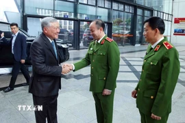 Phó Thủ tướng Thường trực Nguyễn Hòa Bình với lãnh đạo Cục Cảnh sát điều tra tội phạm về tham nhũng, kinh tế, buôn lậu, Bộ Công an. (Ảnh: Phạm Kiên/TTXVN)