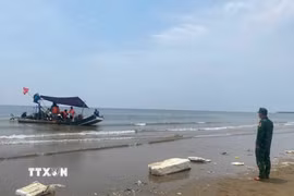 Đồn biên phòng Hoằng Trường và Ban quản lý du lịch xã Hoằng Thanh yêu cầu người dân tuyệt đối không sử dụng bè mảng, phương tiện đánh cá thô sơ để vận chuyển khách du lịch dưới bất kỳ hình thức nào. (Ảnh: TTXVN phát)