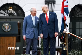Nhà vua Anh Charles III (trái) và Tổng thống Mỹ Donald Trump tại cuộc gặp ở Washington, DC ngày 28/4/2026. (Ảnh: AA/TTXVN)