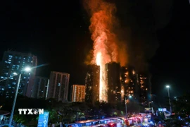 Hiện trường vụ cháy chung cư ở Hong Kong (Trung Quốc) ngày 26/11/2025. (Ảnh: THX/TTXVN)