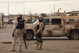 Binh sỹ Mexico gác bên ngoài nhà tù ở thành phố Ciudad Juarez sau khi xảy ra vụ tấn công ngày 1/1/2023. (Ảnh: AFP/ TTXVN)