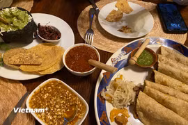 Món Taco không chỉ đơn giản là món bánh ngô nhân thịt quen thuộc trong đời sống người dân Mexico. Năm 2010, UNESCO đã công nhận ẩm thực truyền thống Mexico, trong đó có Taco, là Di sản văn hóa phi vật thể của nhân loại. (Ảnh: Phương Lan/Vietnam+)