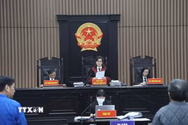 Chủ tọa phiên tòa công bố quyết định đưa vụ án ra xét xử. (Ảnh: Kim Anh/TTXVN)