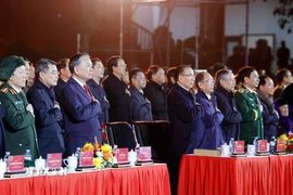 Tổng Bí thư Tô Lâm và các đại biểu tưởng niệm Chủ tịch Hồ Chí Minh. (Ảnh: Thống Nhất/TTXVN)