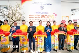 Các đại biểu cắt băng khai mạc triển lãm ảnh. (Ảnh: Khánh Hòa/TTXVN)