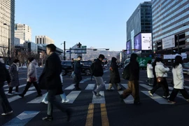 Các nhân viên văn phòng đang di chuyển đến nơi làm việc tại ngã tư Gwanghwamun ở quận Jongno, Seoul. (Nguồn: MK)