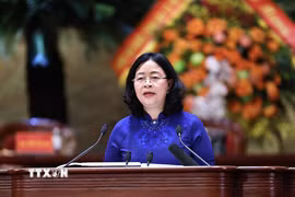 Đồng chí Bùi Thị Minh Hoài, Ủy viên Bộ Chính trị, Bí thư Trung ương Đảng, Bí thư Đảng ủy Mặt trận Tổ quốc, các đoàn thể Trung ương, Chủ tịch Ủy ban Trung ương Mặt trận Tổ quốc Việt Nam phát biểu nhận nhiệm vụ. (Ảnh: Minh Đức/TTXVN)