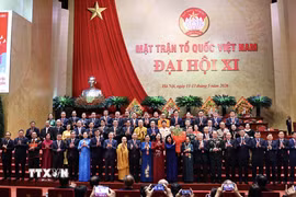 Bí thư Trung ương Đảng, Phó Chủ tịch nước Võ Thị Ánh Xuân tặng hoa chúc mừng Đoàn Chủ tịch Ủy ban Trung ương MTTQ Việt Nam nhiệm kỳ 2026-2031. (Ảnh: Minh Đức/TTXVN)