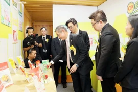 Ông Pang Te Cheng, Tổng Lãnh sự Singapore tại Thành phố Hồ Chí Minh tham quan các sản phẩm trưng bày của công ty tại sự kiện. (Ảnh: Báo Đồng Nai)