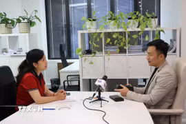 Ông Nguyễn Tuấn Nghĩa (phải) - chuyên gia về trí tuệ nhân tạo (AI) trả lời phỏng vấn của phóng viên TTXVN thường trú tại Australia. (Ảnh: Văn Linh/TTXVN)