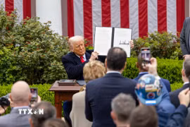 Tổng thống Mỹ Donald Trump ký sắc lệnh áp mức thuế đối ứng mới tại Nhà Trắng, ngày 2/4/2025. (Ảnh: THX/TTXVN)