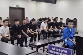 Trần Huy Hoàng và đồng phạm bị đưa ra xét xử tại phiên tòa.