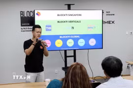 Chuyên gia chia sẻ ở Hội thảo “Cách mạng hóa sản xuất thông minh: Tích hợp AI và robot để tối ưu hóa sản xuất” tại Vườn ươm Doanh nghiệp Công nghệ cao (Khu Công nghệ cao Thành phố Hồ Chí Minh). (Ảnh: Tiến Lực/TTXVN)