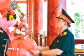 Đại tướng Nguyễn Trọng Nghĩa và đoàn công tác dâng hoa, dâng hương tại Đền thờ Anh hùng liệt sỹ Chiến khu Rừng Sác. (Ảnh: Xuân Khu/TTXVN)
