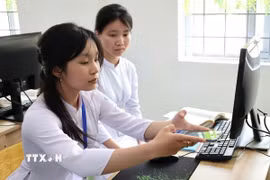 Học sinh trường THPT Sơn Mỹ, xã Tịnh Khê, quét mã QR Code để đọc sách trong thư viện số. (Ảnh: Đinh Hương/TTXVN)