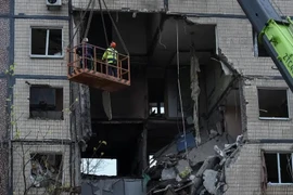 Máy bay không người lái của Nga tấn công một tòa nhà chung cư ở thành phố Dnipro, miền trung Ukraine. (Nguồn: Reuters)