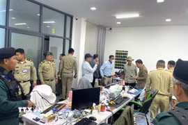 Chính quyền Đô thành Phnom Penh phối hợp cùng các cơ quan hữu quan triệt phá nhiều địa điểm được sử dụng làm trung tâm lừa đảo trực tuyến tại các quận trung tâm thủ đô Phnom Penh, bắt giữ hàng trăm nghi phạm, tịch thu nhiều vật chứng. (Ảnh: AKP/TTXVN phát)