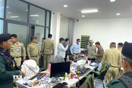 Chính quyền Đô thành Phnom Penh phối hợp cùng các cơ quan hữu quan triệt phá nhiều địa điểm được sử dụng làm trung tâm lừa đảo trực tuyến tại các quận trung tâm thủ đô Phnom Penh, bắt giữ hàng trăm nghi phạm, tịch thu nhiều vật chứng. (Ảnh: AKP/TTXVN phát)