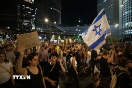 Tuần hành tại Tel Aviv, kêu gọi Chính phủ Israel đạt thỏa thuận với Phong trào Hamas. (Ảnh: THX/TTXVN)