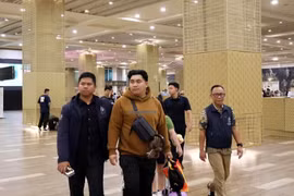 Rifaldo Aquino Pontoh, (mặc áo len nâu) đã bị bắt giữ tại sân bay quốc tế I Gusti Ngurah Rai ở Bali vào ngày 21/2. (Nguồn: dewata)