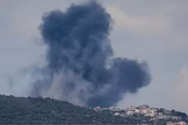 Khói bốc lên từ Jabal al-Rihan, Liban sau các cuộc không kích của Israel ngày 22/3. (Ảnh: Reuters)