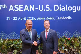 Quan chức cấp cao của Cục Đông Á và Thái Bình Dương Sean O'Neill (phải) và Quốc vụ khanh Bộ Ngoại giao và Hợp tác Quốc tế Campuchia Kung Phoak. (Ảnh: U.S. Mission to ASEAN)