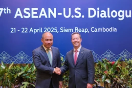 Quan chức cấp cao của Cục Đông Á và Thái Bình Dương Sean O'Neill (phải) và Quốc vụ khanh Bộ Ngoại giao và Hợp tác Quốc tế Campuchia Kung Phoak. (Ảnh: U.S. Mission to ASEAN)