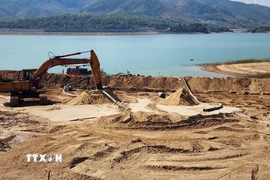 Hiện trường bãi tập kết ven hồ thủy điện Ia Ly, đoạn tiếp giáp tổ 3, xã Ia Ly, tỉnh Gia Lai. (Ảnh: Hoài Nam/TTXVN)