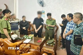 Cơ quan An ninh điều tra Công an tỉnh Thanh Hóa tiến hành khám xét tại nhà N.V.X (tên nhân vật đã được thay đổi), đối tượng cầm đầu vụ án. (Ảnh: TTXVN phát)