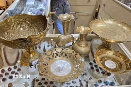 Đĩa đựng hoa quả, đồ ăn bằng đồng của người Arab được chạm khắc tinh xảo. (Ảnh: Nguyễn An/TTXVN)