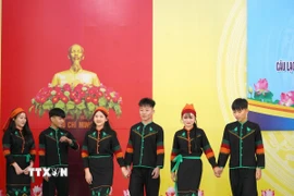 Trường Phổ thông Dân tộc nội trú Trung học phổ thông Quảng Trị biểu diễn bộ trang phục mới của đồng bào Chứt. (Ảnh: Thanh Thủy/TTXVN)