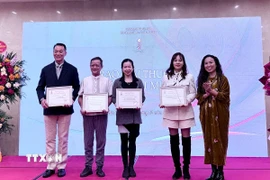 Ban tổ chức trao Giải A cho các tác giả. (Ảnh: Phương Lan/TTXVN)