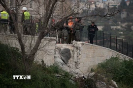 Bức tường bị hư hại do trúng tên lửa tại Jerusalem, ngày 20/3/2026. (Ảnh: THX/TTXVN)